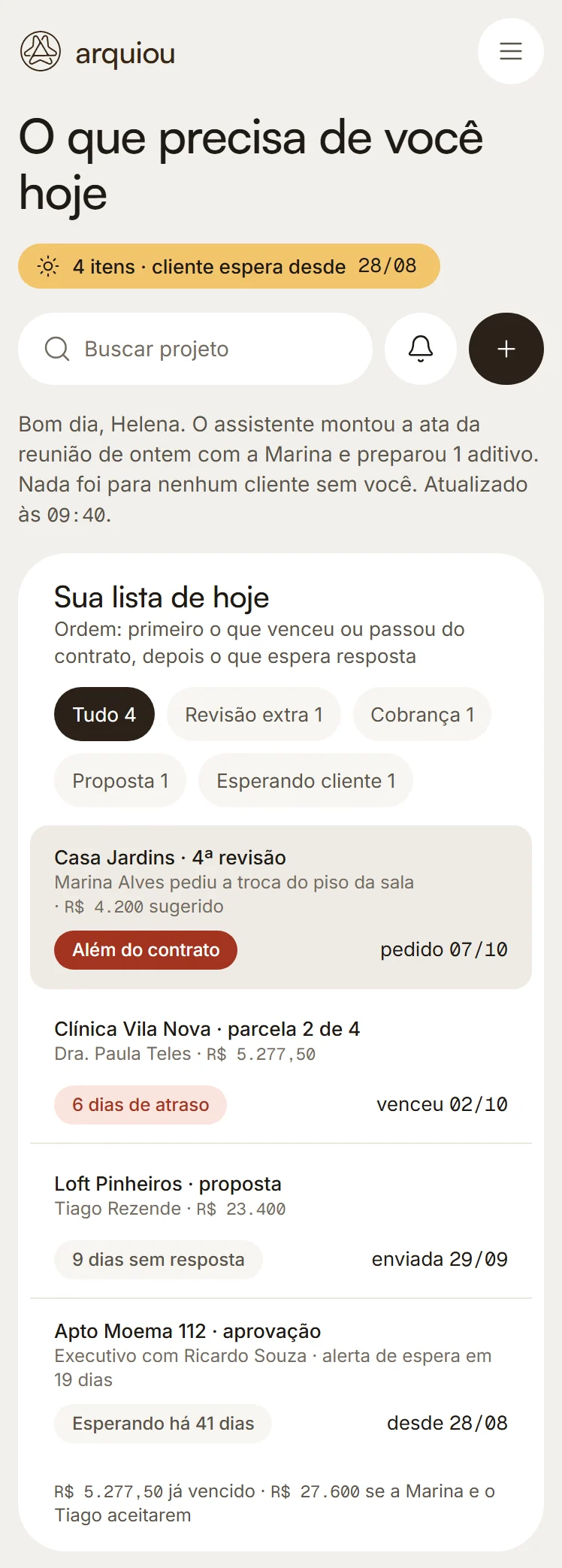 A tela O que precisa de você hoje no celular, com a revisão, a parcela, a proposta e o projeto parado.